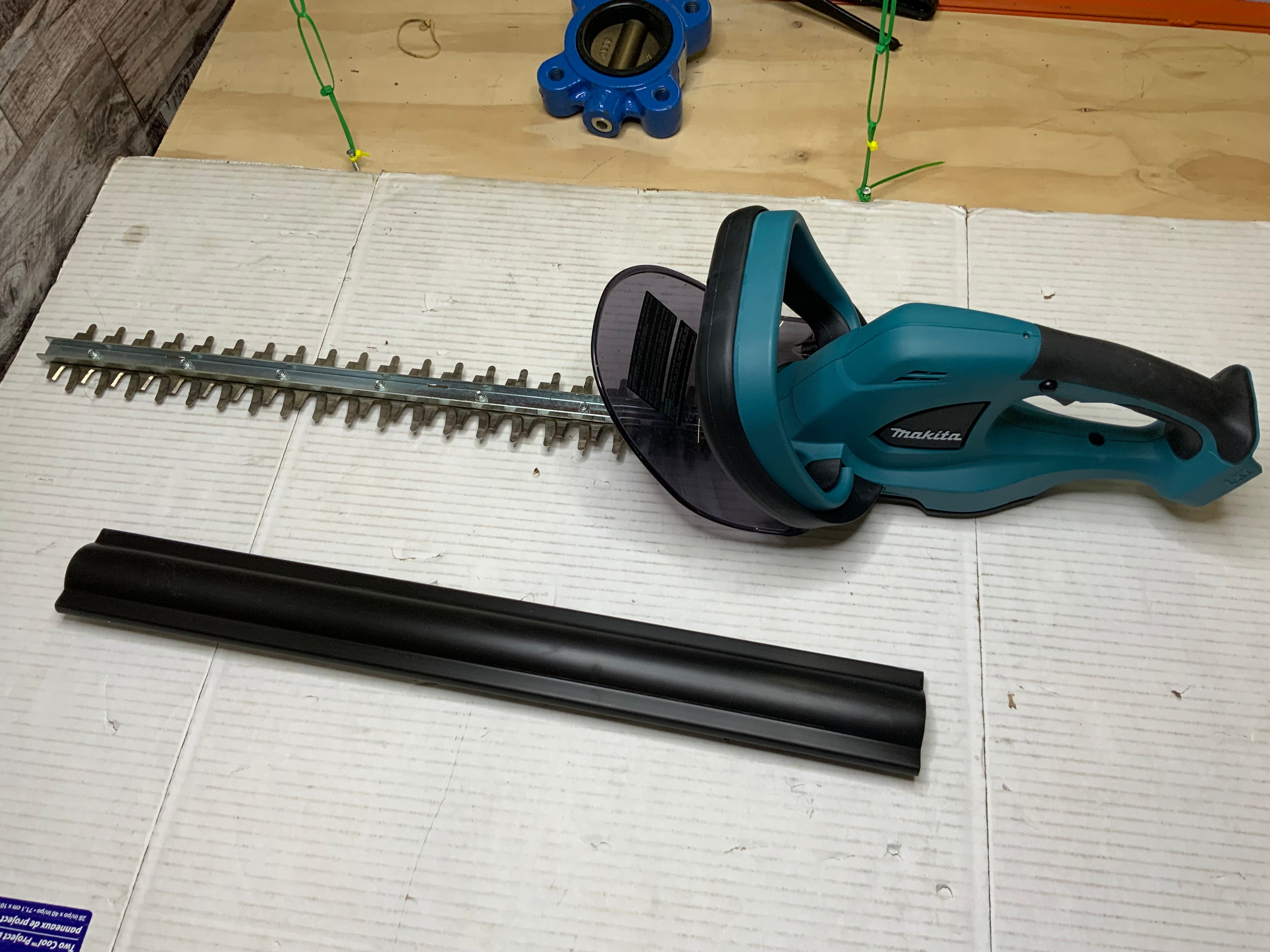 Makita XHU02Z 18V LXT® Lithium-Ion Cordless 22" Hedge Trimmer, Tool Only (8089533055214)